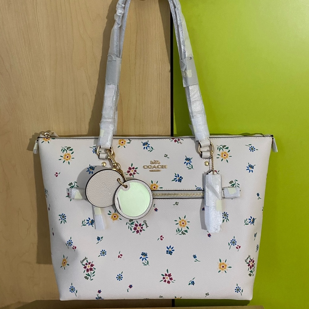 COACH Gallery Tote with matching Mirror Bag Charm - Picture 4 of 16